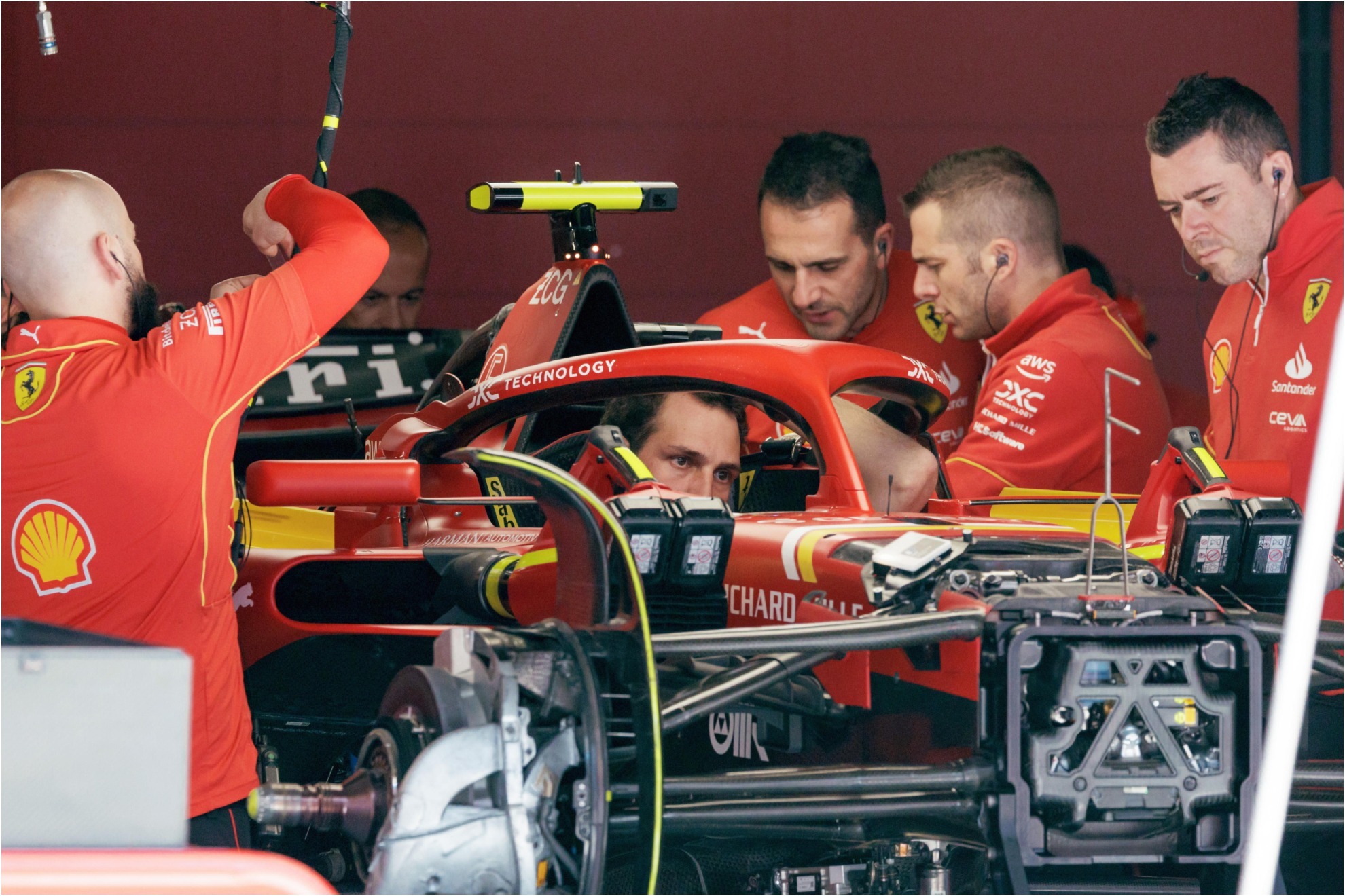 El equipo Ferrari prepara el coche para China.