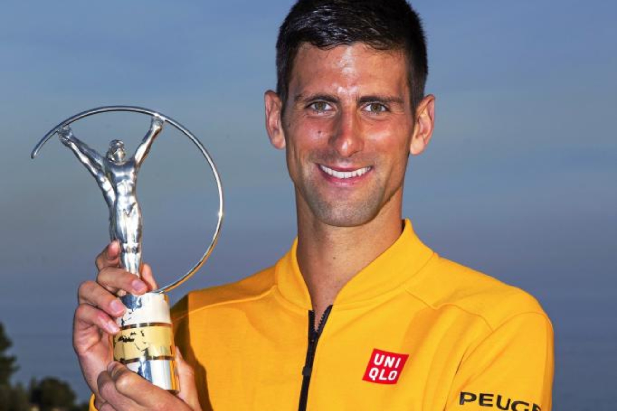 Novak Djokovic, con el Laureus ganado en 2015.