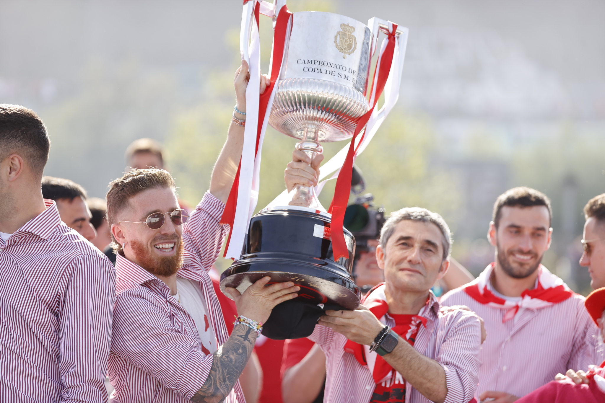 Valverde y Muniain alzan la Copa durante las celebraciones del 11 de abril.