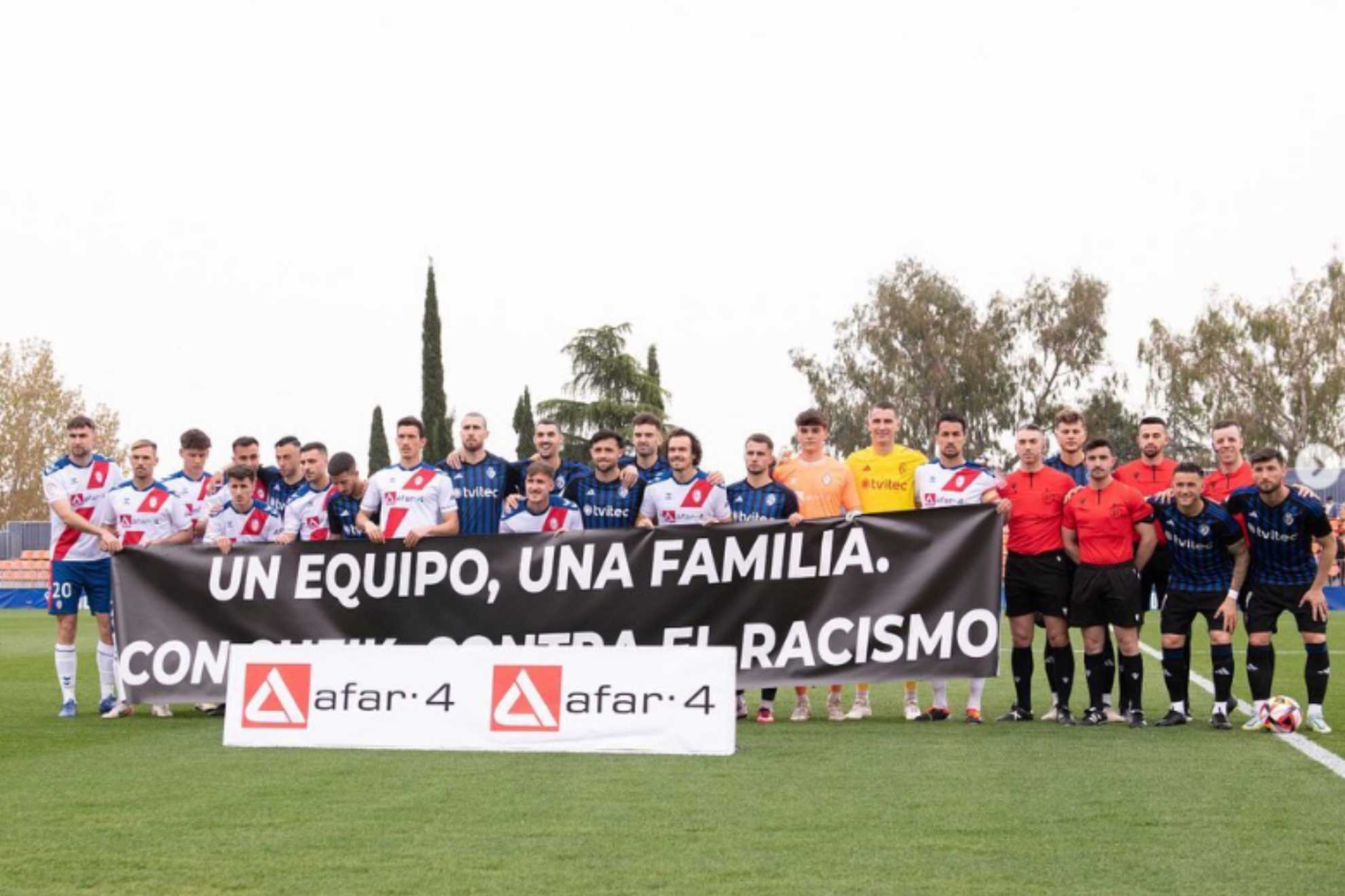 El Rayo Majadahonda posa con una pancarta contra el racismo.