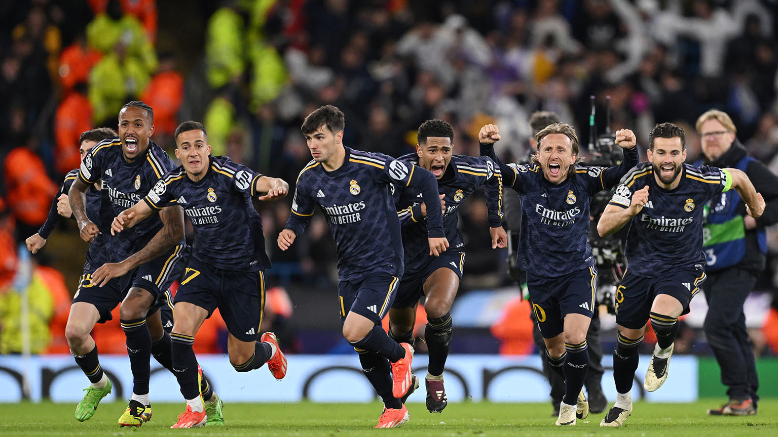 Los futbolistas del Madrid celebran el pase a semifinales tras eliminar al City en los penaltis.