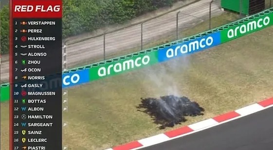 Vuelve la bandera verde tras el incendio: Alonso, en la zona alta
