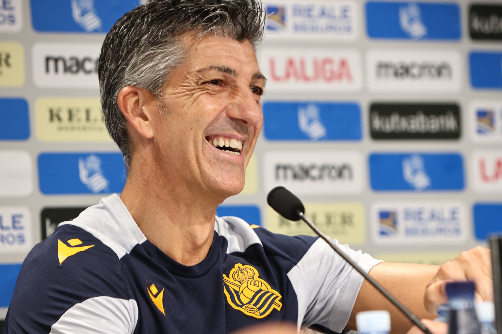 Imanol Alguacil sonr�e durante una rueda de prensa en Zubieta.
