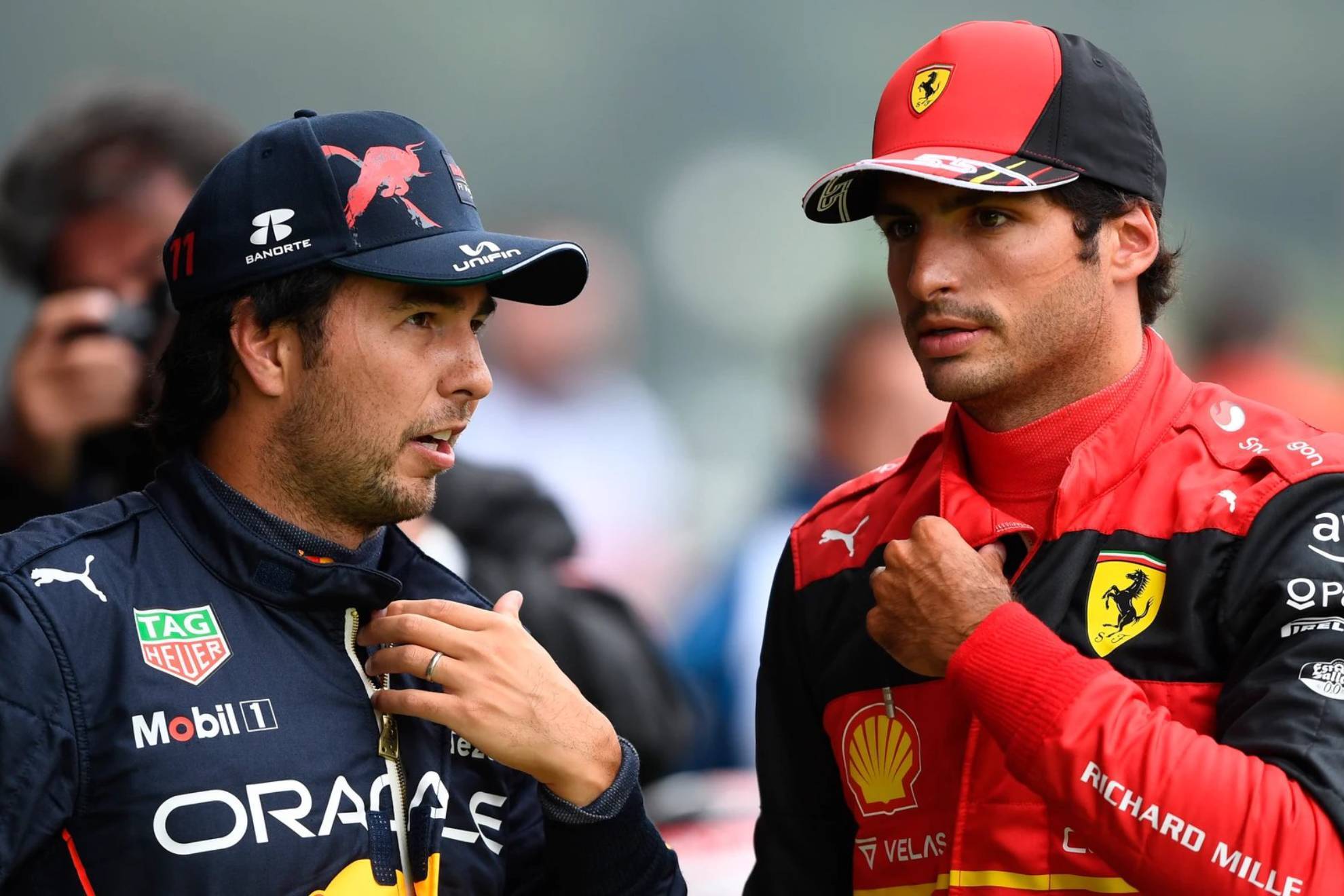 Carlos Sainz y Checo Prez en un GP de F1