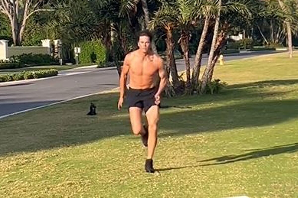 Tom Brady presume su cuerpo bien trabajado durante un entrenamiento sin playera bajo el sol de Miami