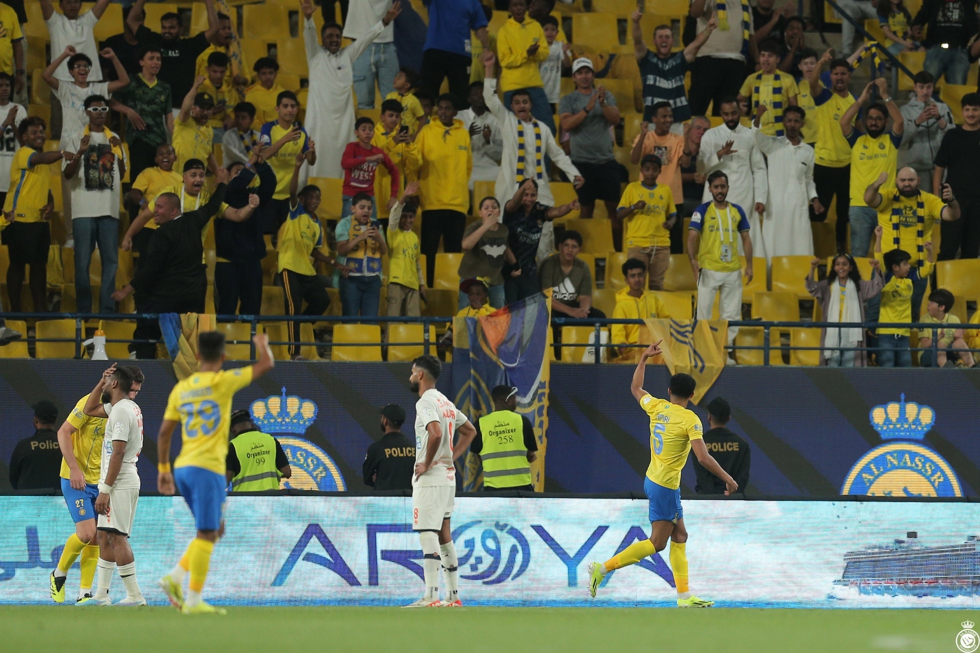 Abdulelah Al Amri celebra el gol del empate de Al Nassr con sus aficionados.