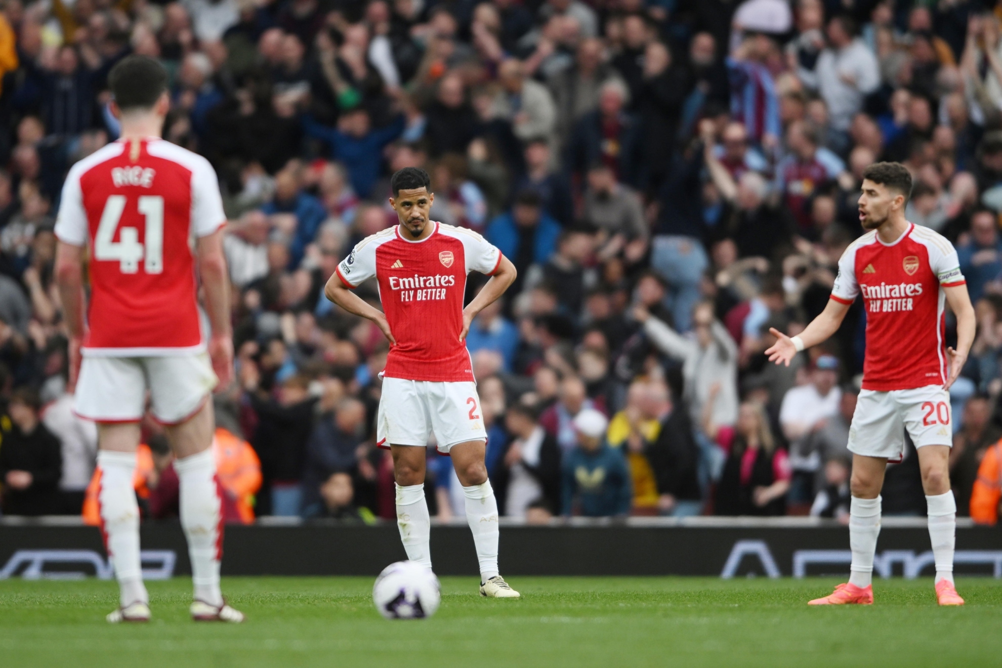 Los jugadores del Arsenal, resignados, tras la �ltima derrota en la Premier League.