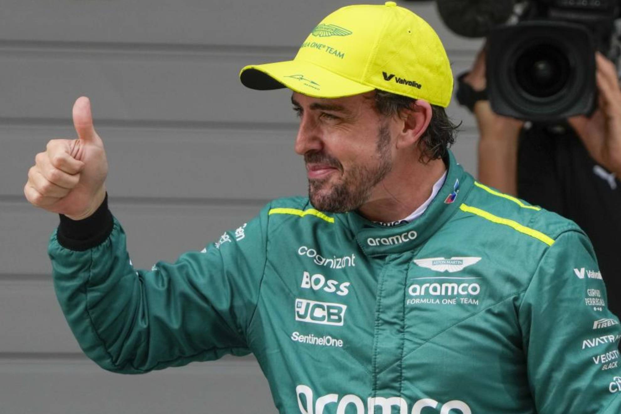 Alonso celebra su tercer puesto en la parrilla del GP de China 2024.