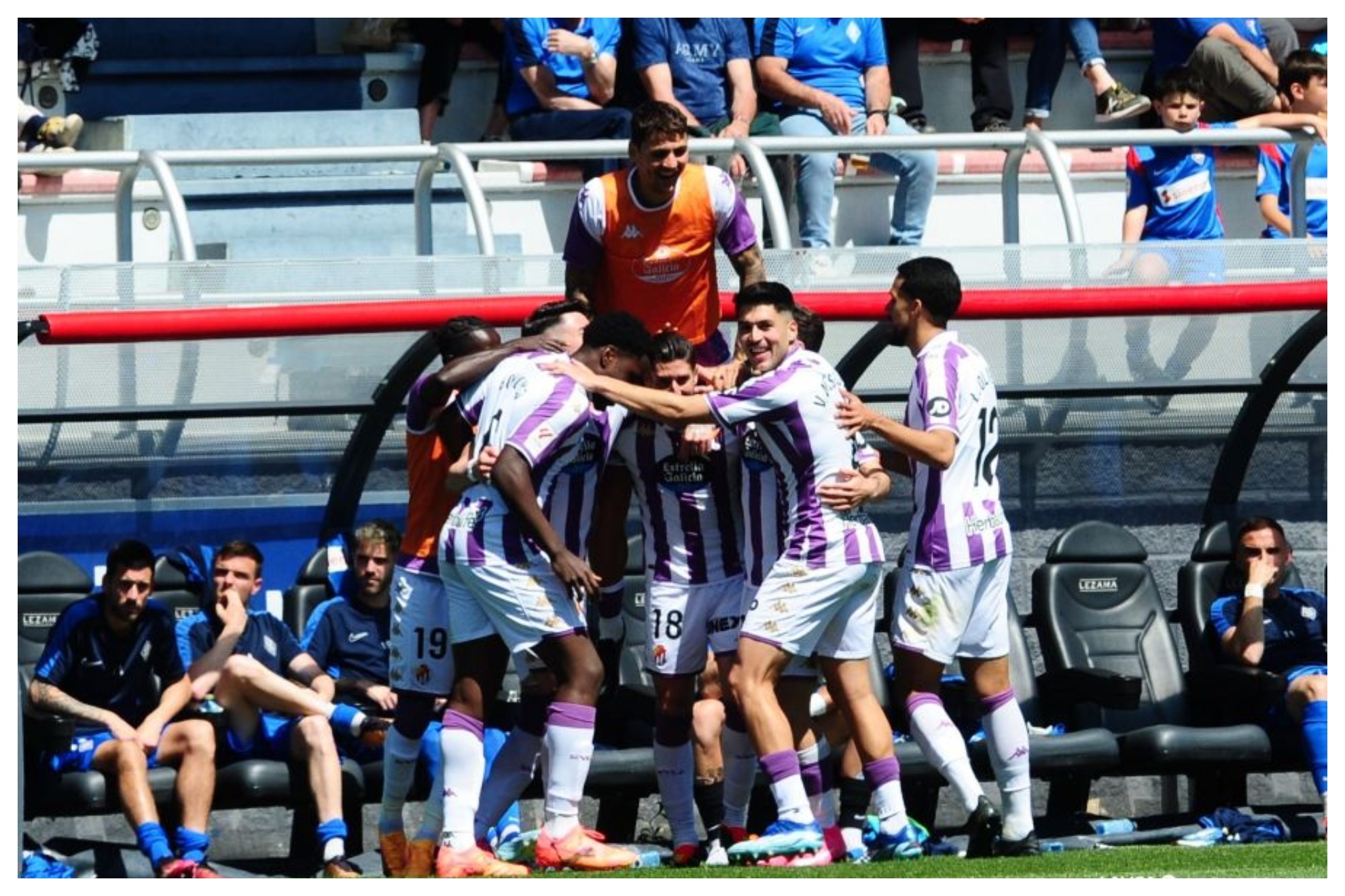 Los jugadores hacen una pi�a para celebrar uno de los goles de Escudero