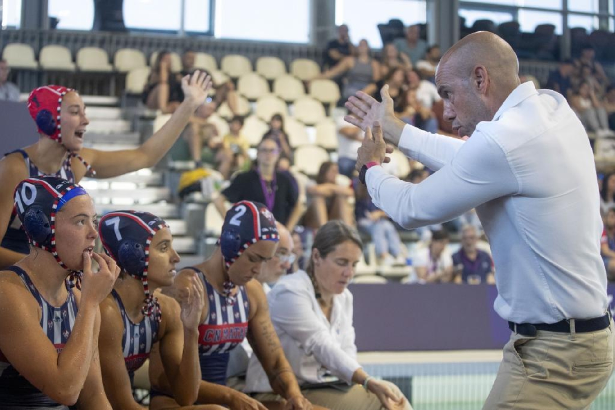 El entrenador del Matar, Dani Ballart, da instrucciones a sus jugadoras en el banquillo