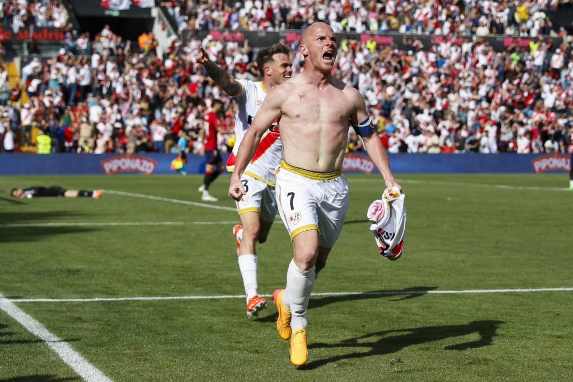 Isi, sin camiseta, celebra el gol que marc ante Osasuna.