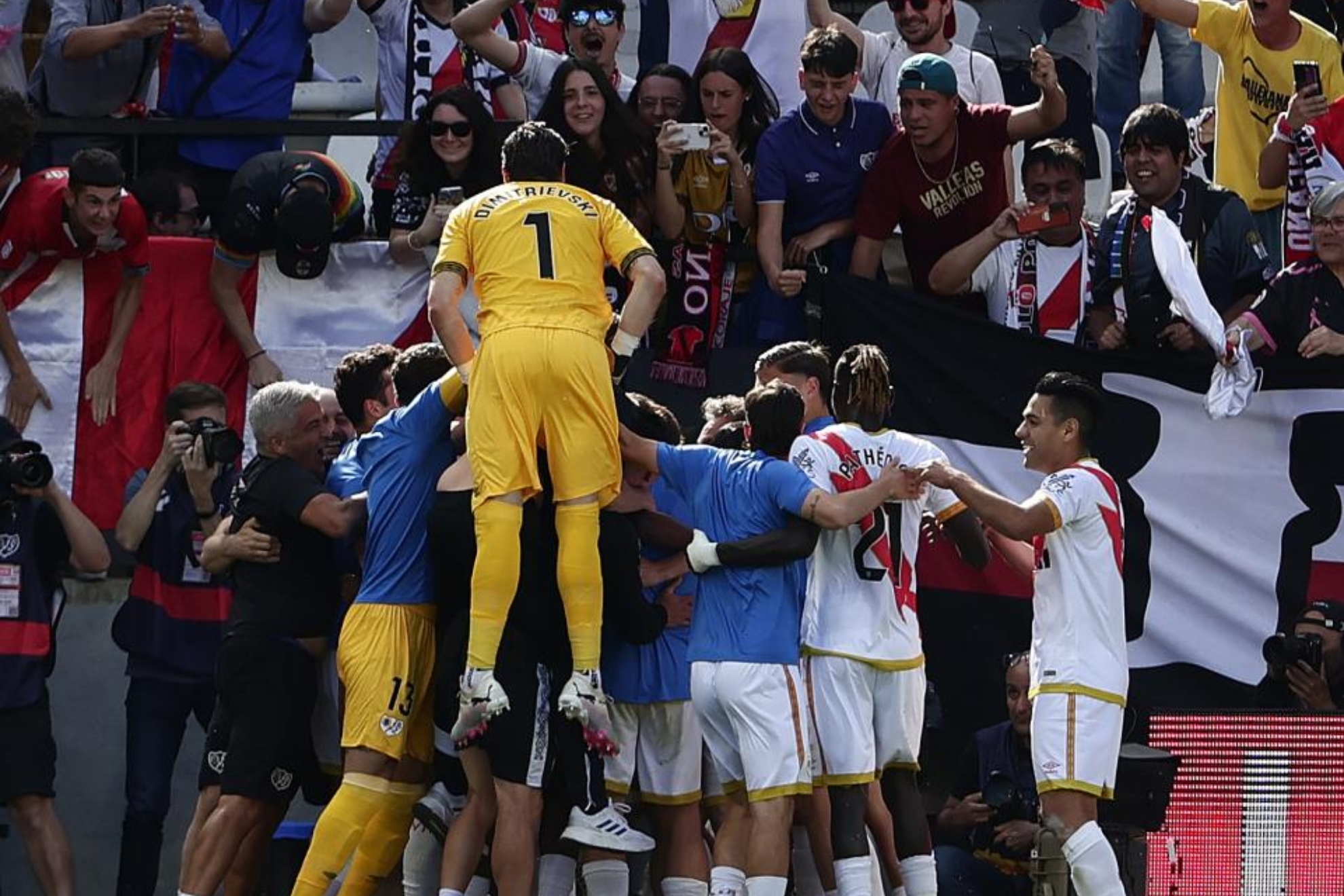 Los jugadores del Rayo se abrazan para celebrar el gol de Isi.