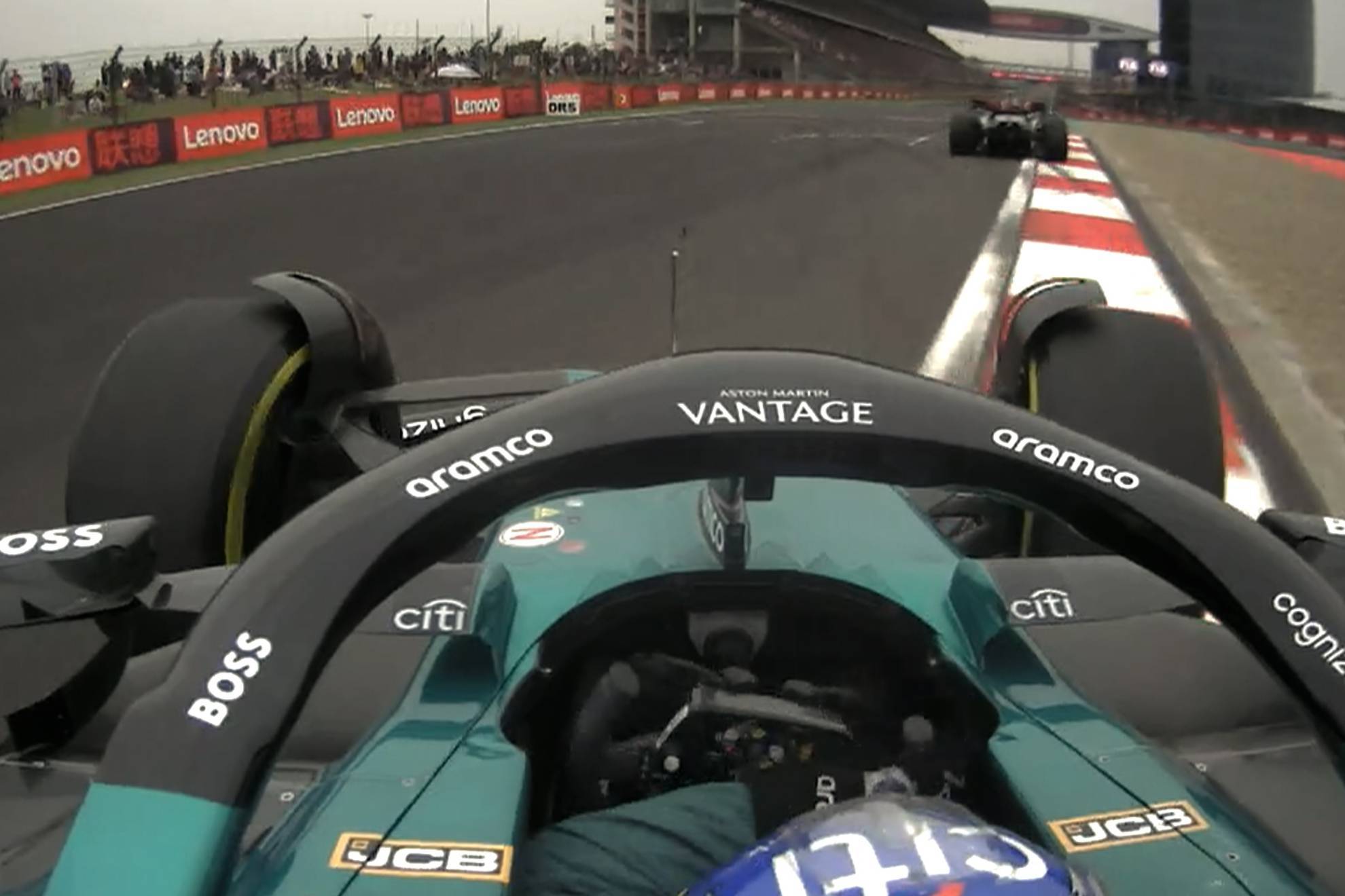Alonso, persiguiendo a Hamilton al que pas pese al un trompo.