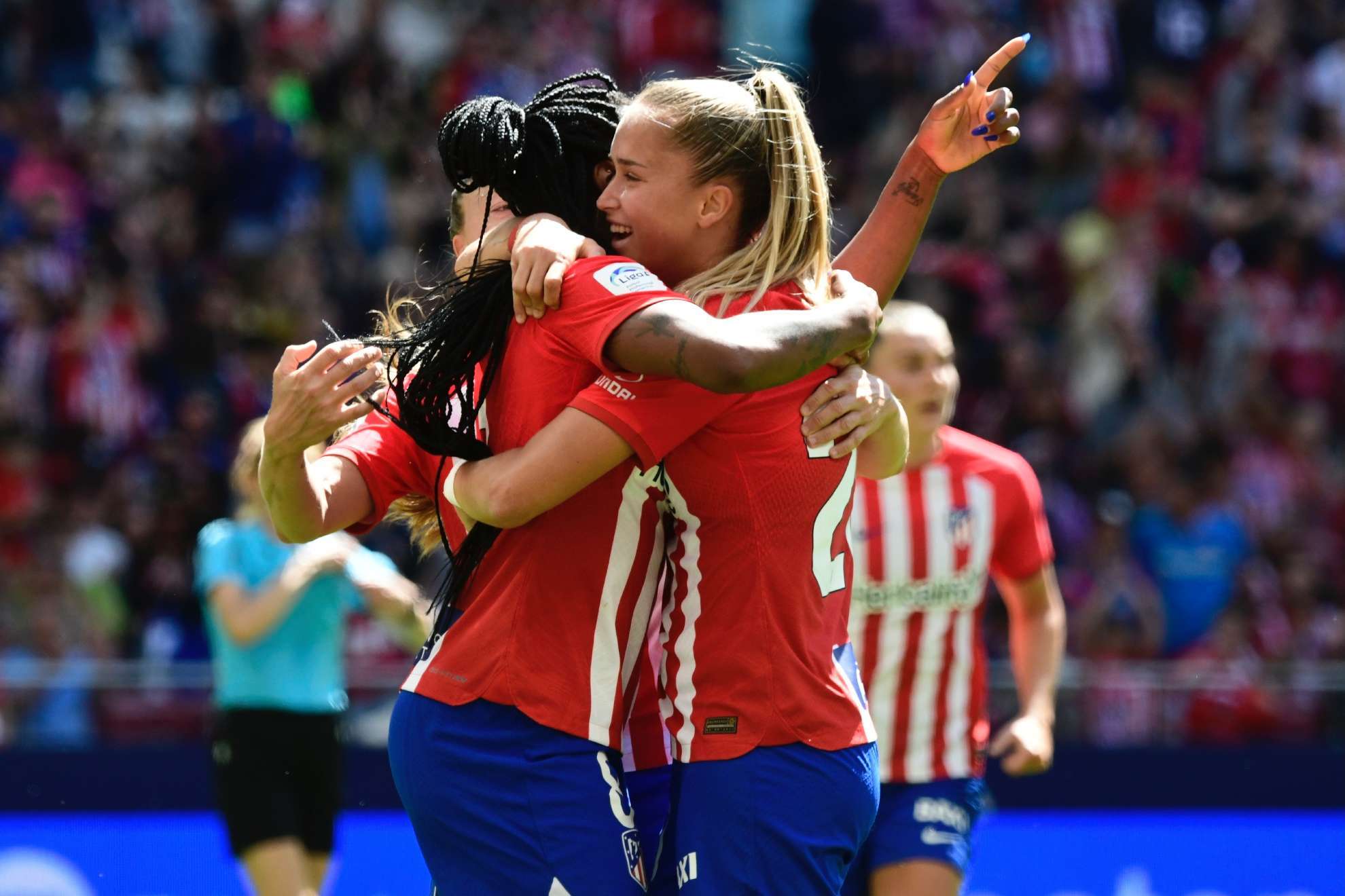 Ludmila da Silva y Andrea Medina se abrazan tras marcar un gol / EFE