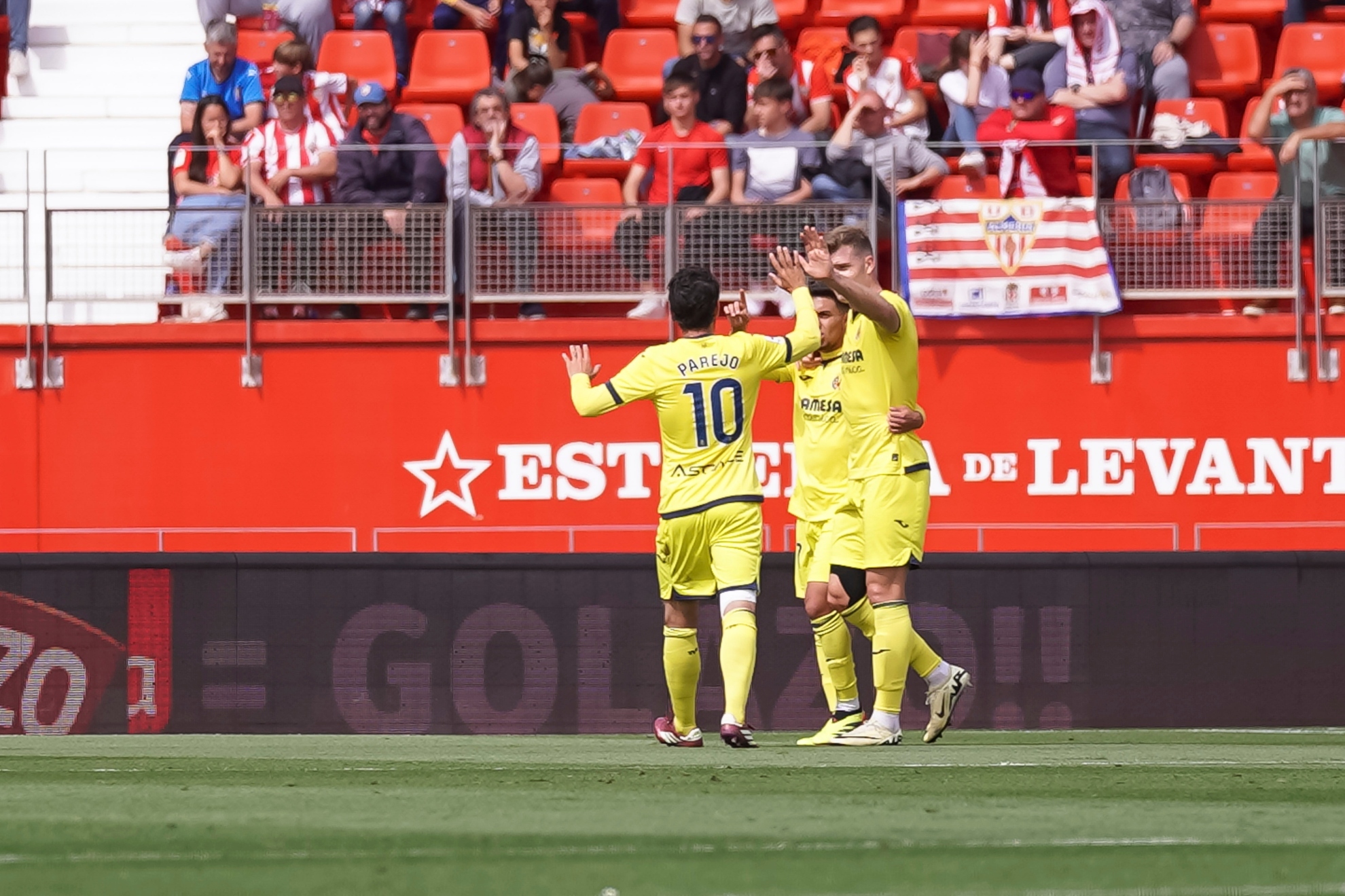 El Villarreal celebra el gol de Ilias en Almer�a.