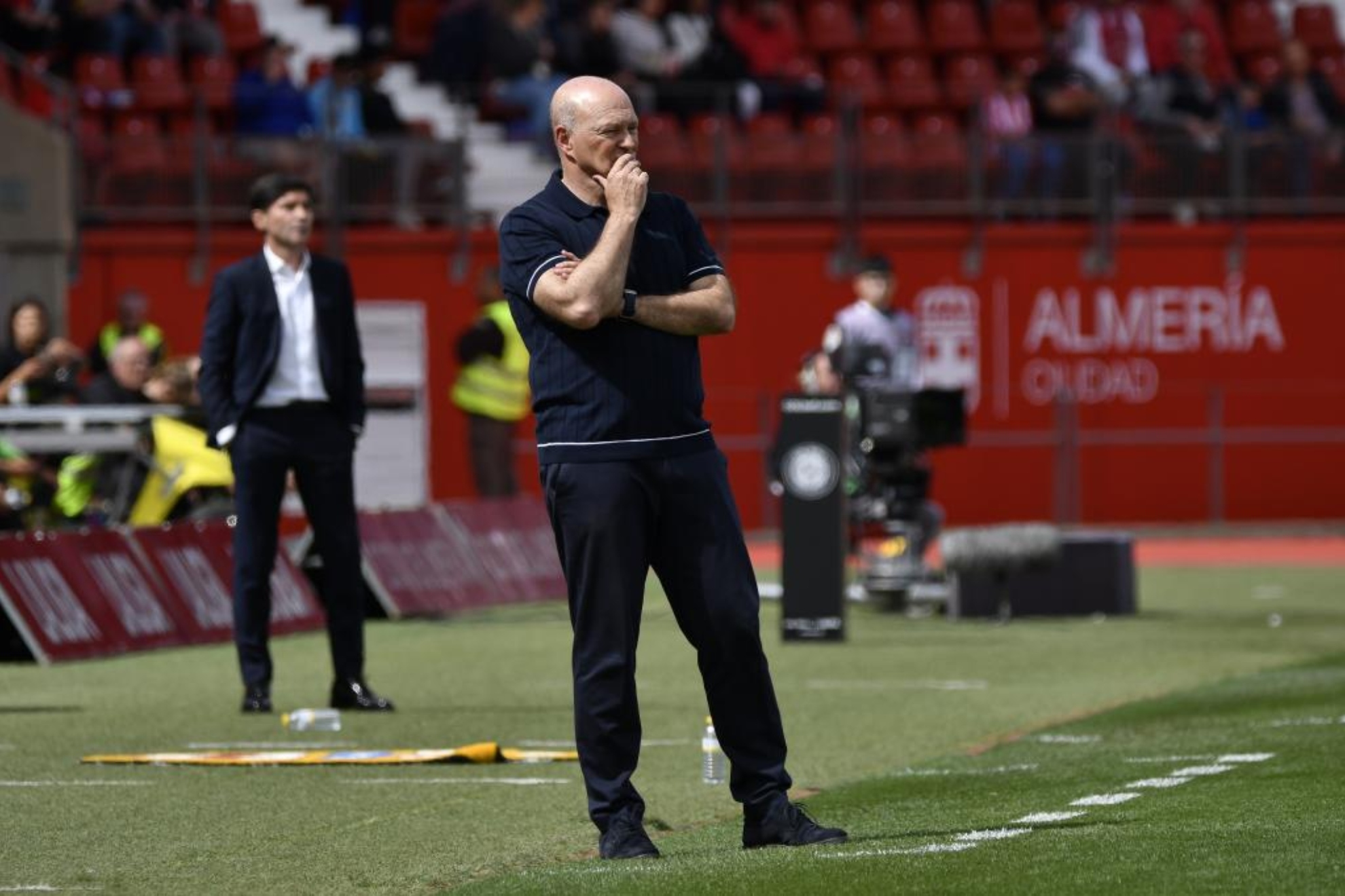 Pepe Mel, entrenador del Almer�a, con gesto serio en un momento del encuentro ante el Villarreal.