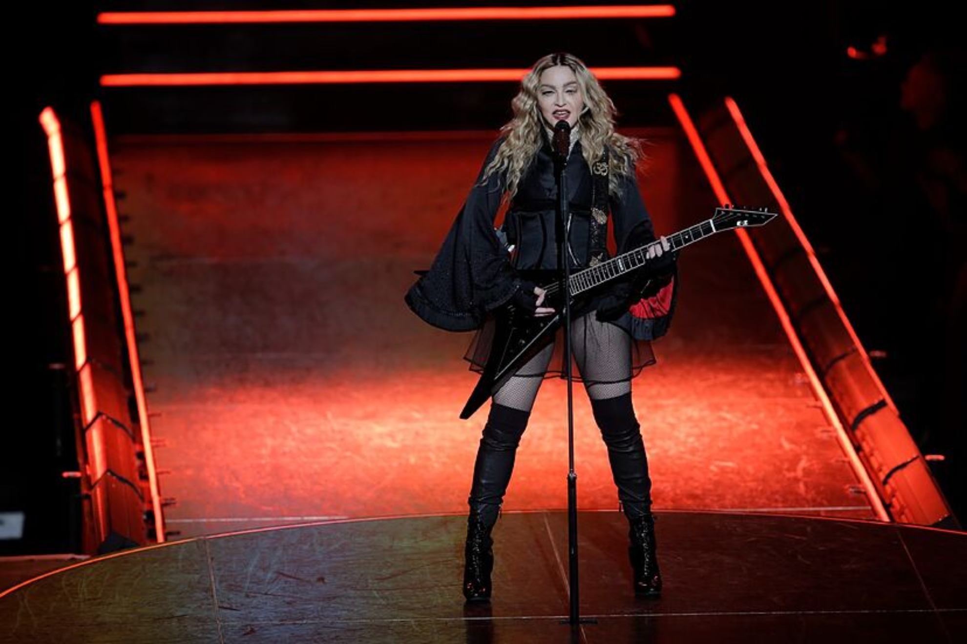 Madonna se presenta en Mxico entre desnudos polmicos y protestas