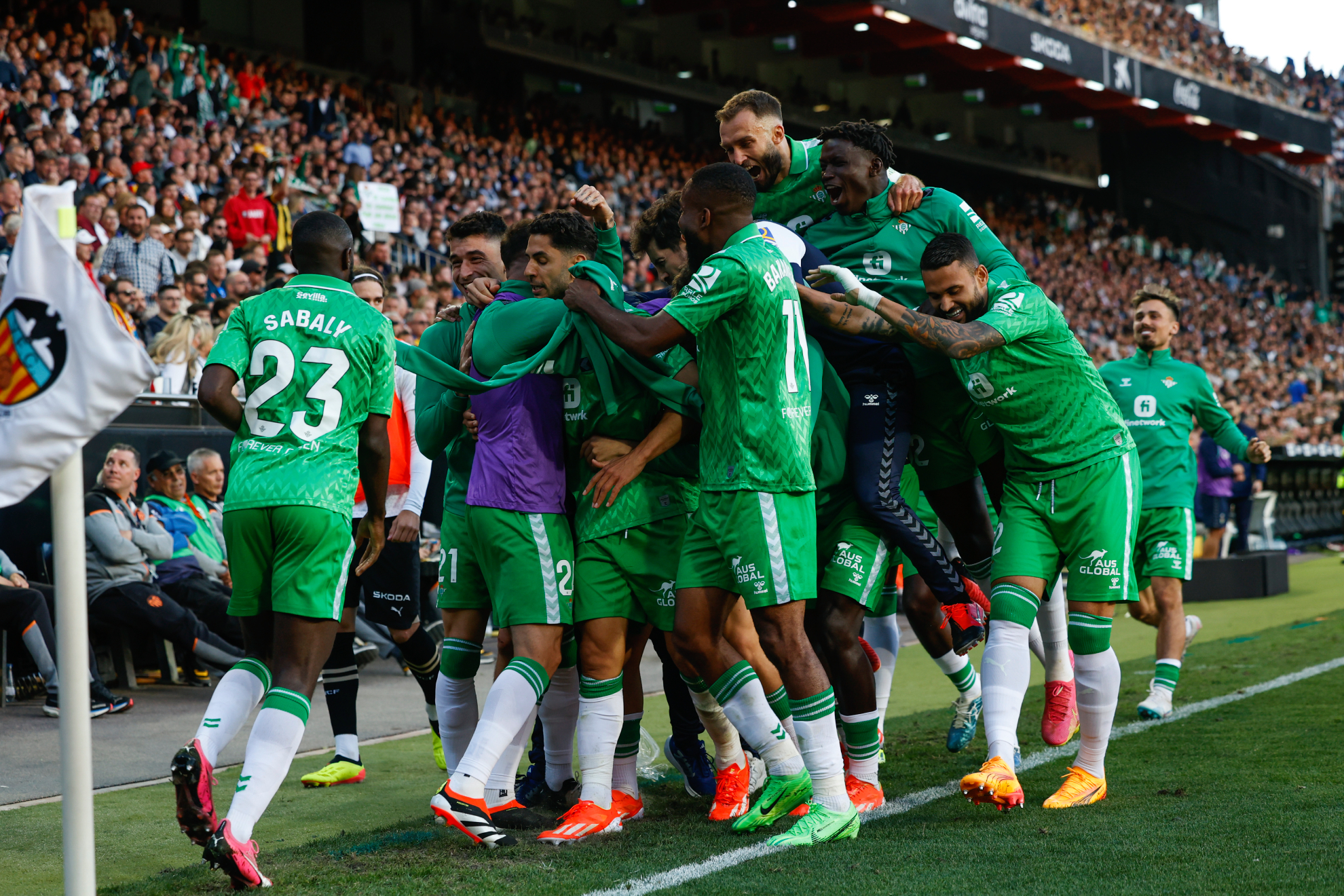 Los jugadores del Betis celebran el segundo gol de Ayoze en Mestalla.