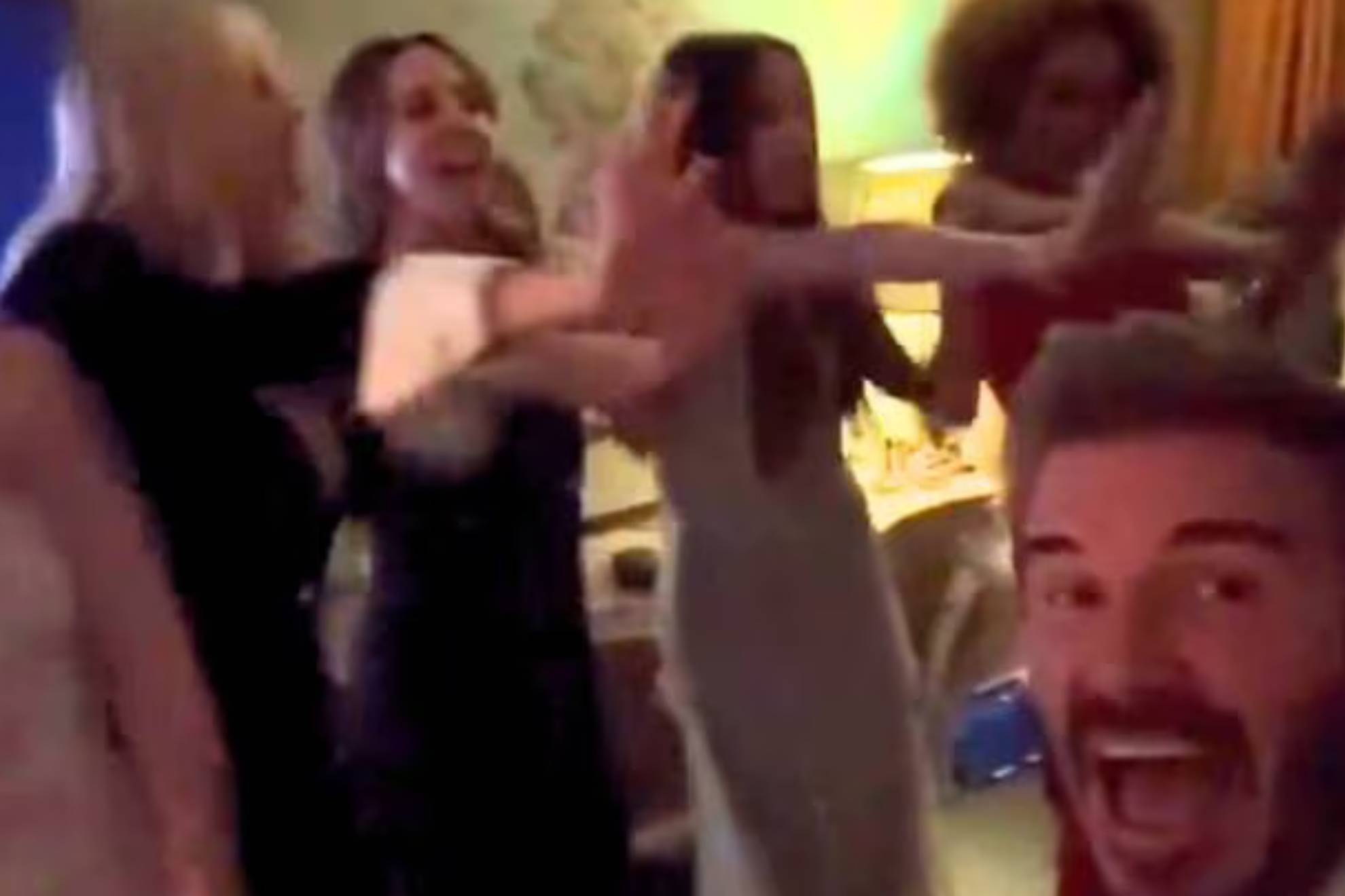 David Beckham filtra la actuacin improvisada de las Spice Girls en la fiesta de cumpleaos de Victoria: Stop
