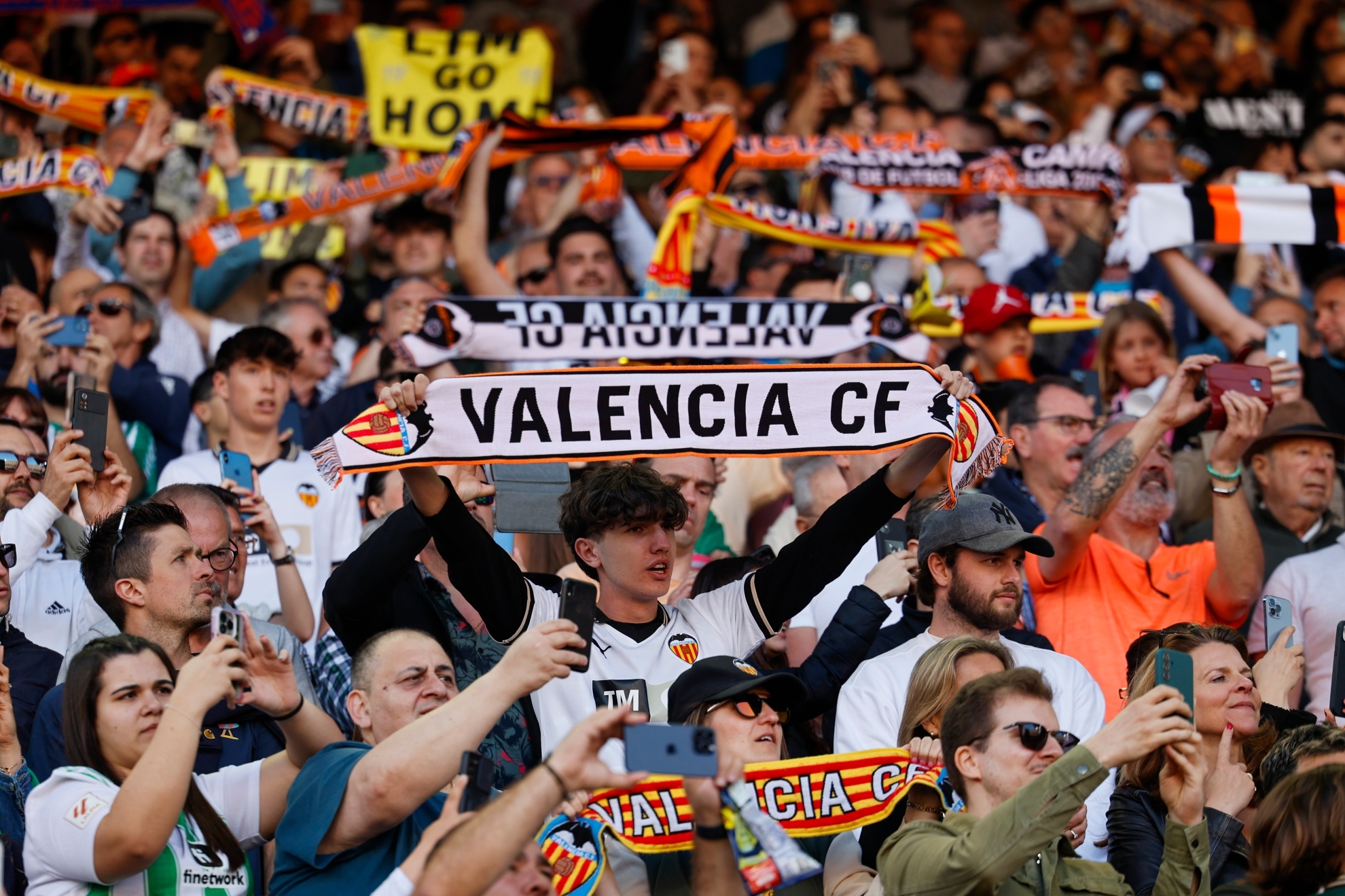 Aficionados del Valencia en el partido contra el Betis en Mestalla.