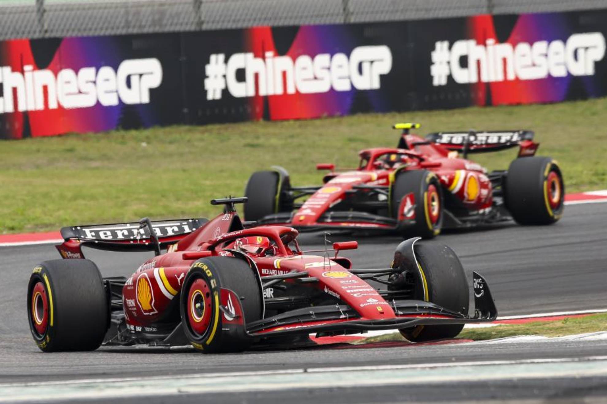 Leclerc y Sainz, durante el Gran Premio de China 2024.