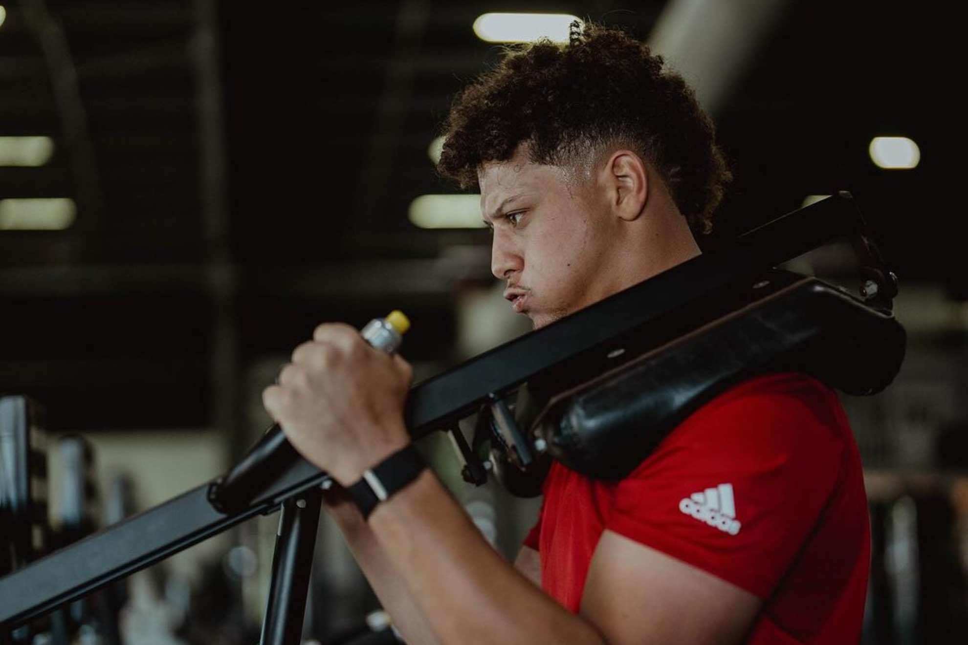 Patrick Mahomes does not mess around in the gym
