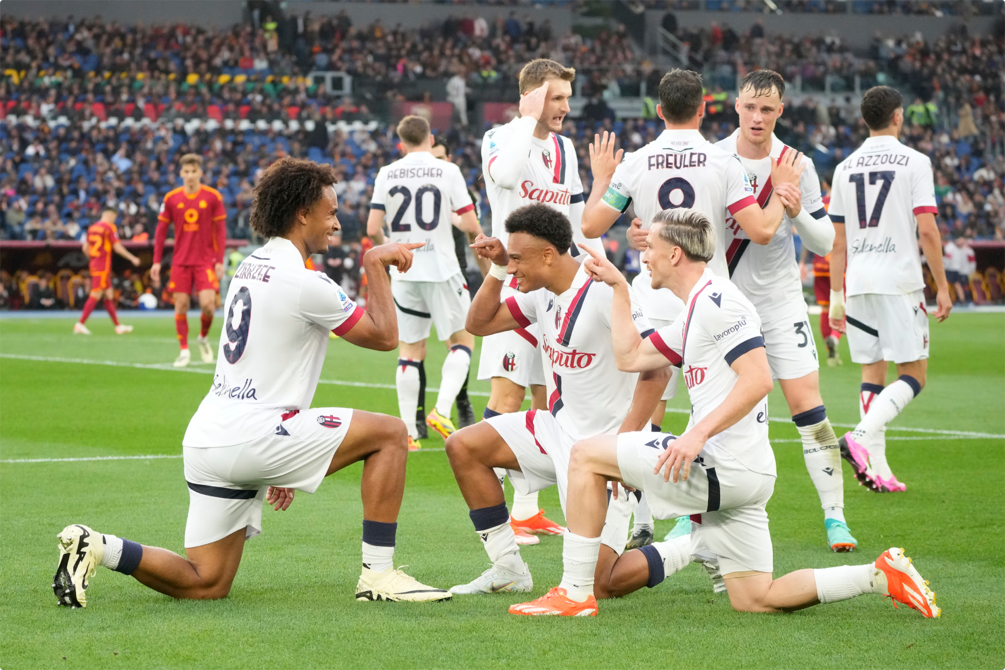 Los jugadores del Bologna celebran un gol.