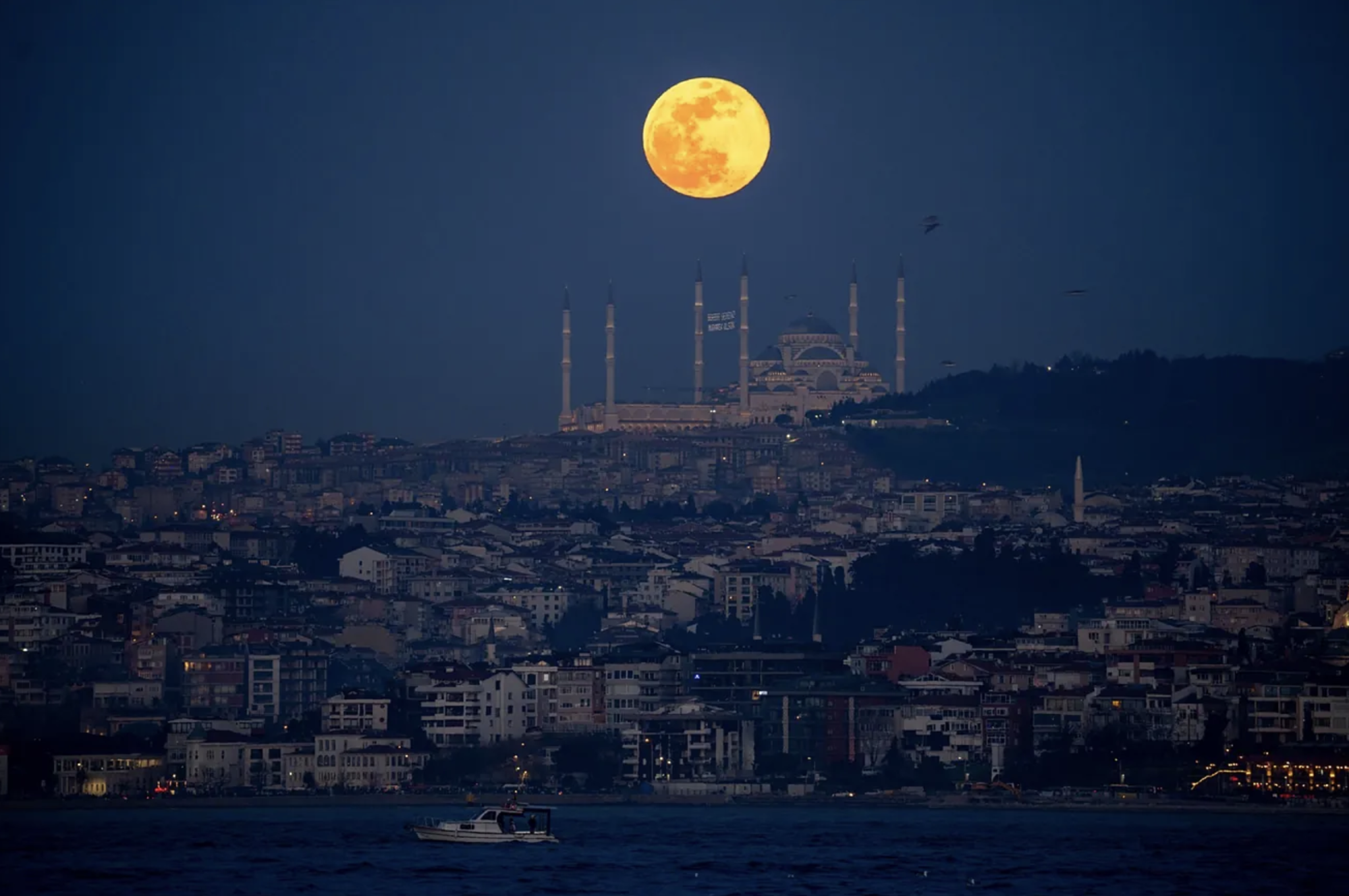 What time will Aprils full moon be most visible and how best to photograph it?