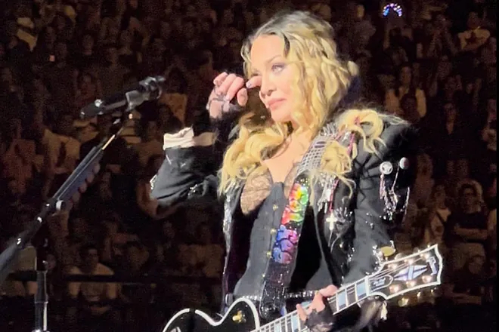 Madonna breaks down in tears during one of her concerts, what happened in Mexico?