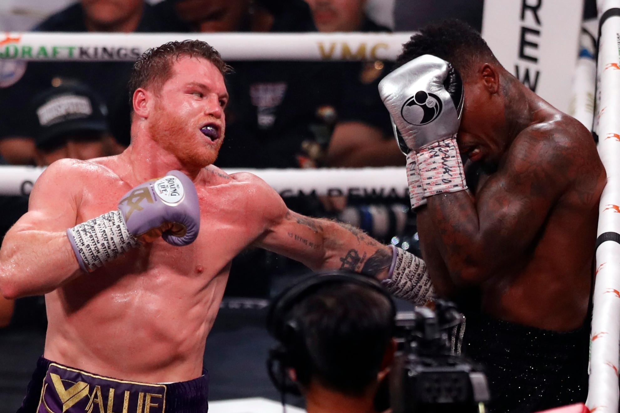 Canelo reveals where he hides after every fight in Las Vegas: I put on glasses and thats it...