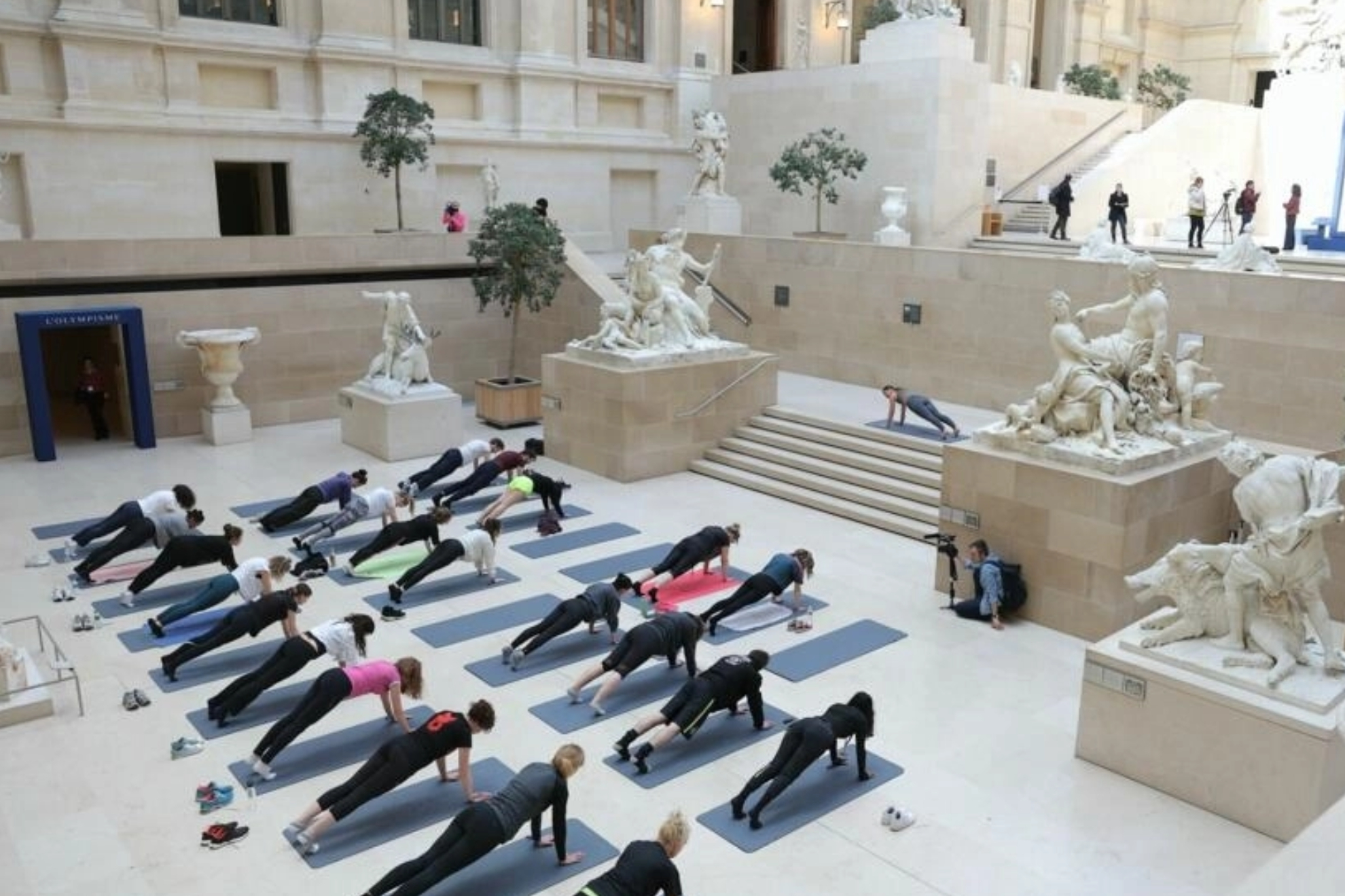 El museo del Louvre se reinventa de cara a los Juegos Olmpicos... con clases de yoga!
