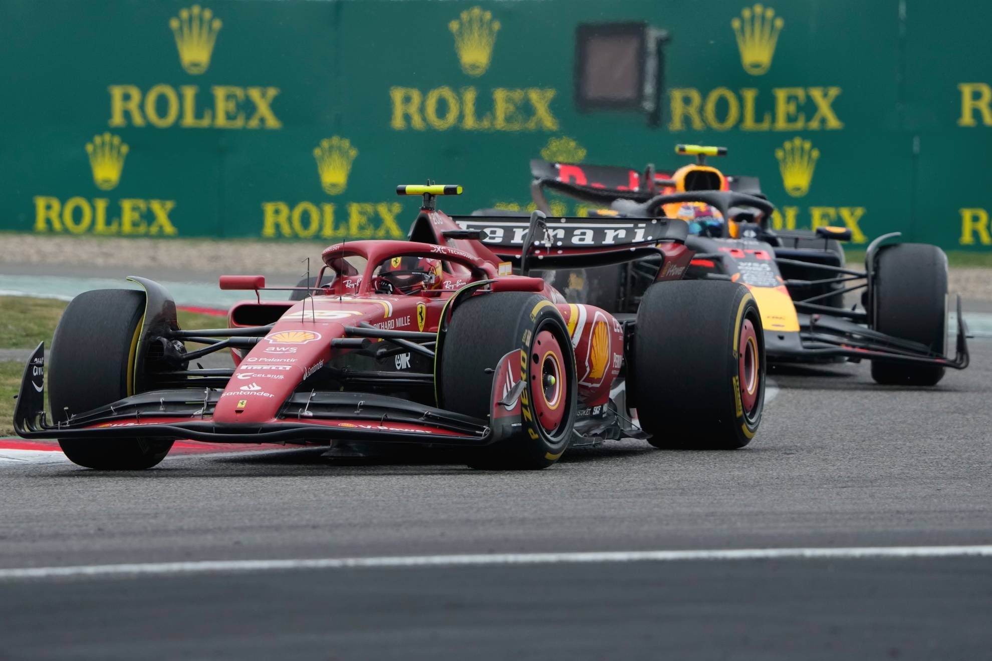 Carlos Sainz, por delante de un Red Bull en el GP de China