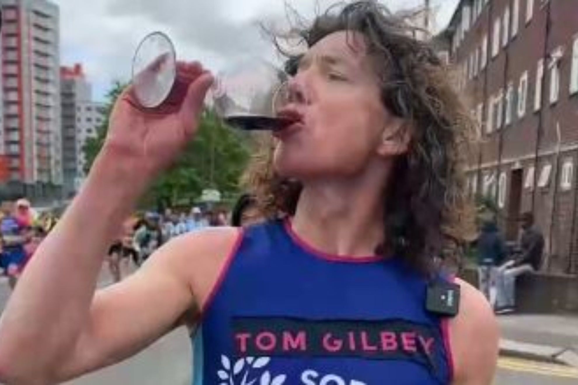 El reto ms surrealista de un corredor en el maratn de Londres: cata 25 vinos... y acaba en 4.41:12