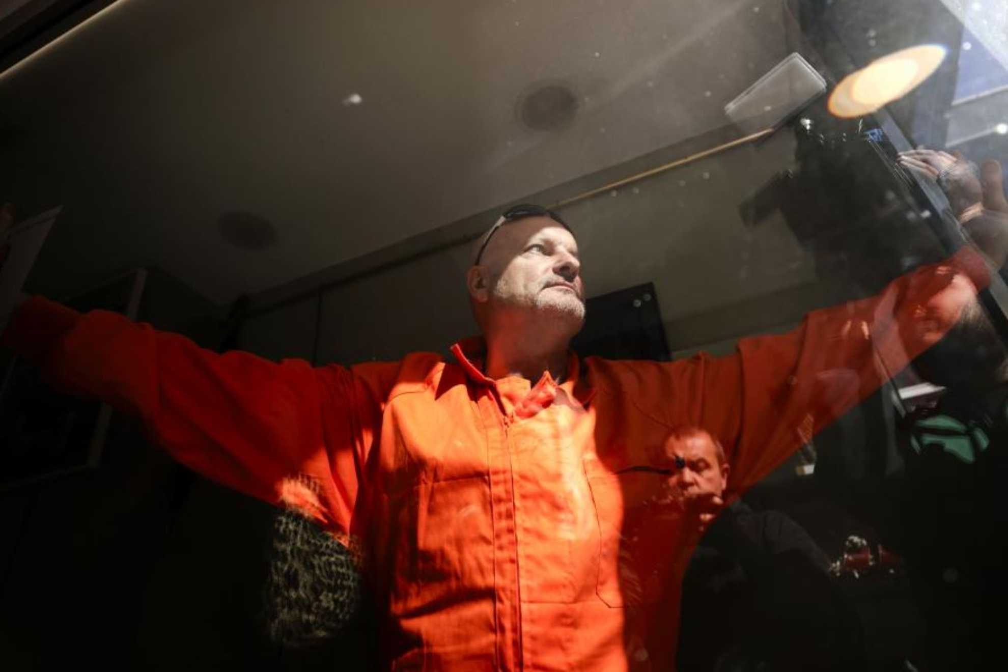 El artista que pint la tumba de Franco se encierra en un escaparate vestido de preso de Guantnamo