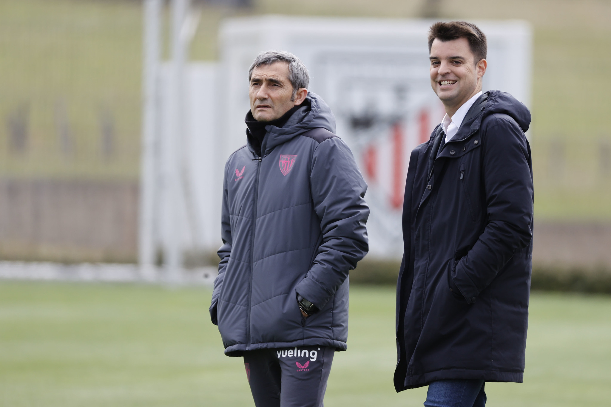 Valverde y Mikel Gonz�lez, entrenador y director deportivo que en breve anunciar�n la continuidad del primero, en el entrenamiento de este mi�rcoles.