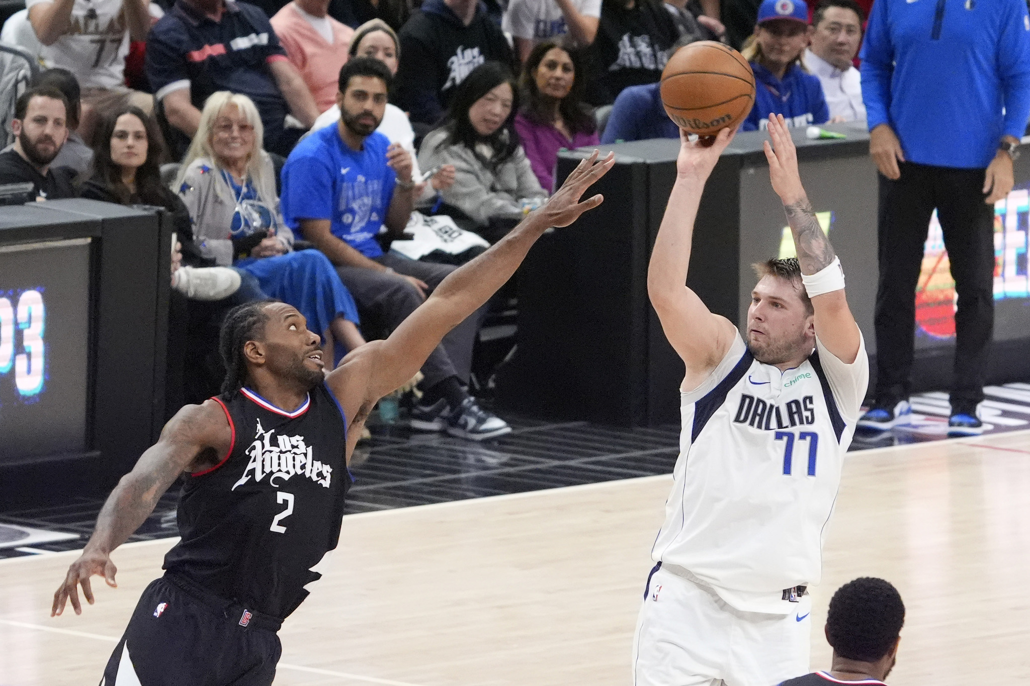 Dallas Mavericks guard Luka Doncic shoots as Los Angeles Clippers forward Kawhi Leonard defends