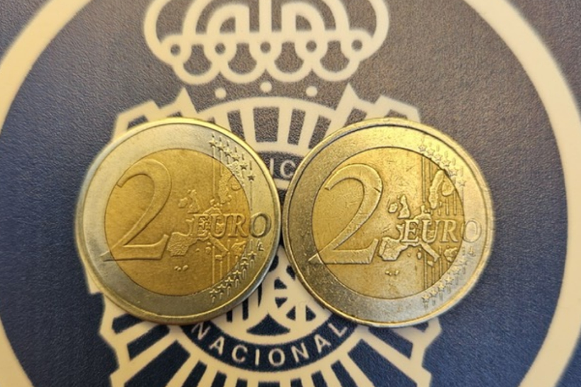 Una imagen comparando una moneda original y una falsa compartida por la Polica Nacional en redes. X