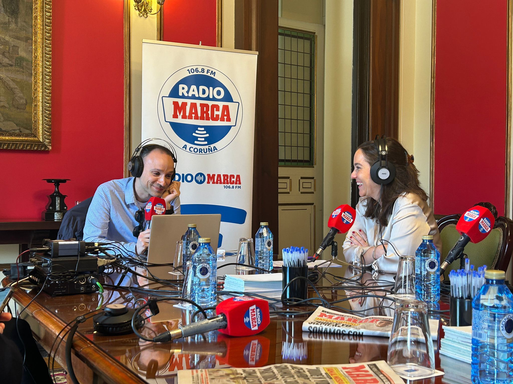 In�s Rey, durante la entrevista en Radio Marca Coru�a en el comedor Abelenda