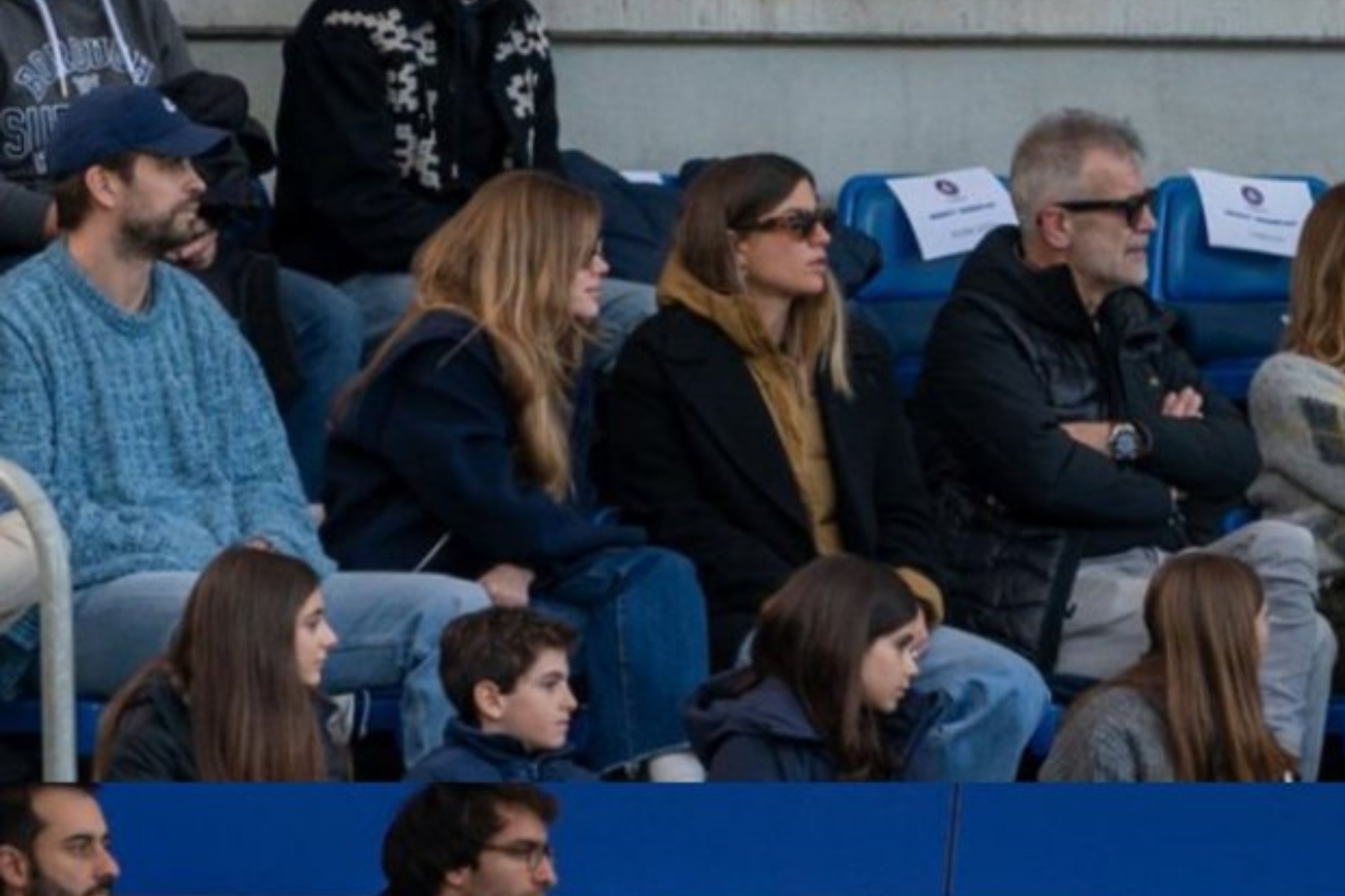 Piqu�, en la grada del Nacional con su familia viendo el partido del Andorra ante el Villarreal B.