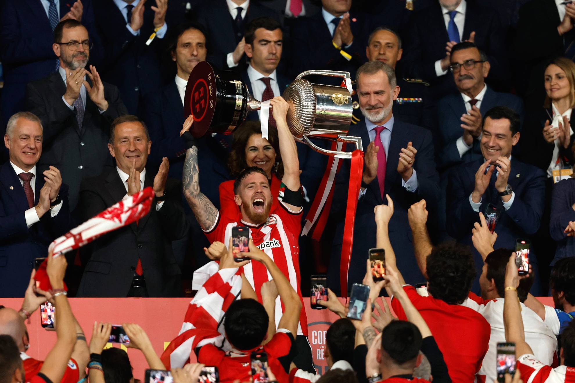 Iker Muniain levanta la Copa del Rey en la Cartuja.