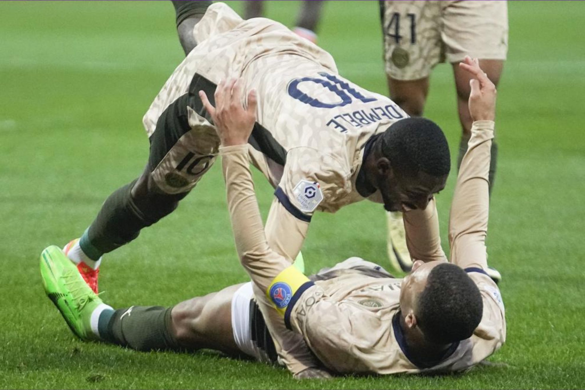 Dembl y Mbapp celebran juntos el tercer gol del PSG