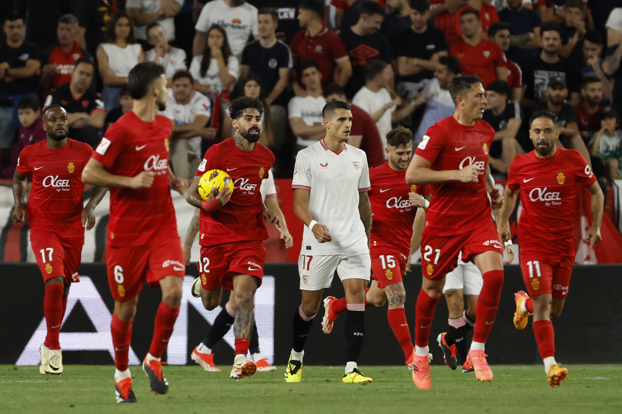 Los bermellones, tras el gol de Abd�n al Sevilla.