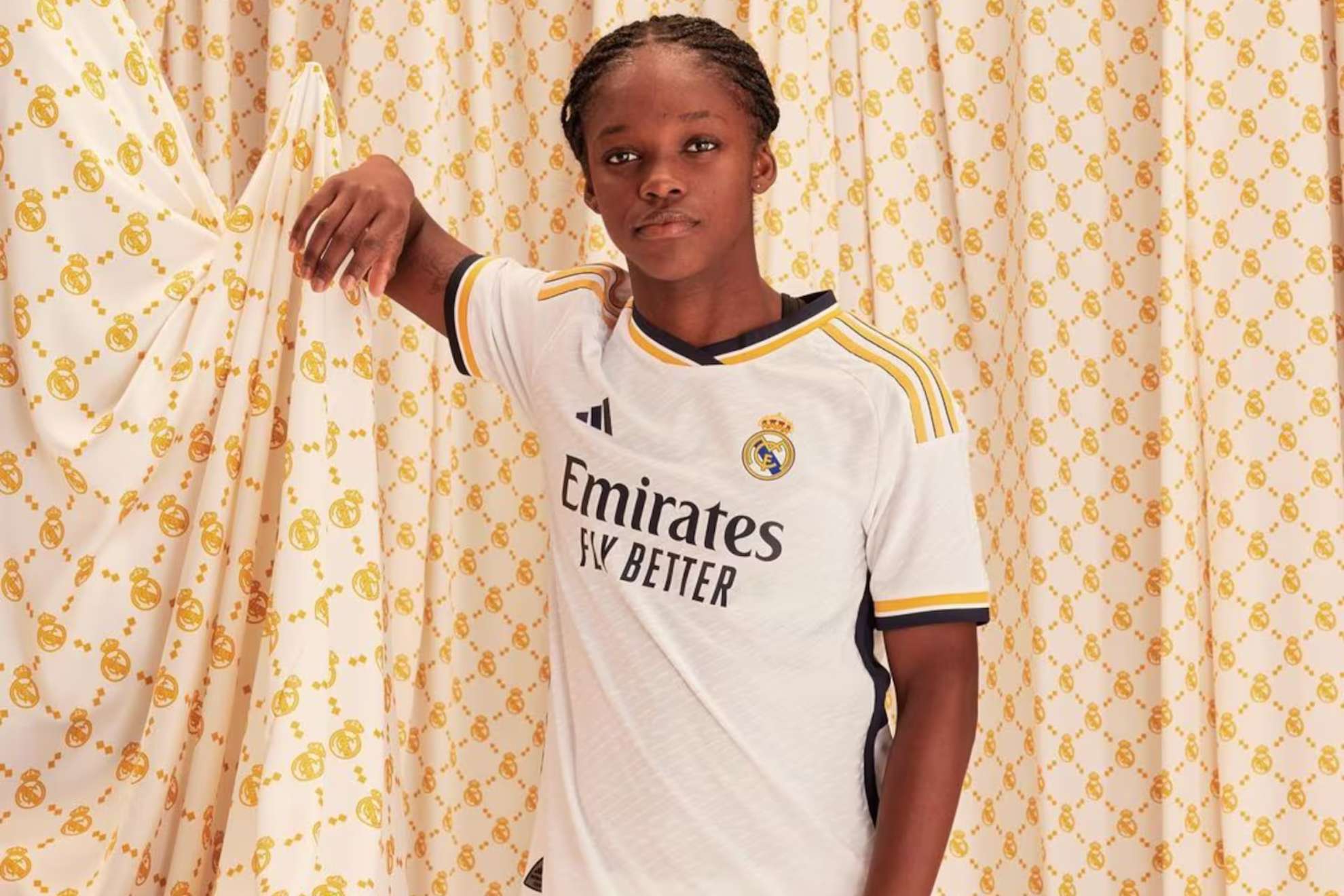 Linda Caicedo posa con la camiseta del Real Madrid / Real Madrid CF