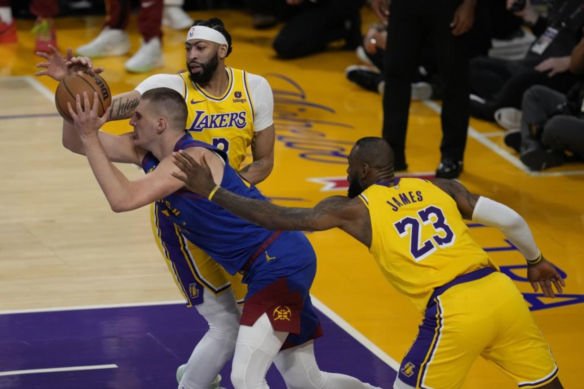 Jokic y los campeones siguen barriendo a los Lakers
