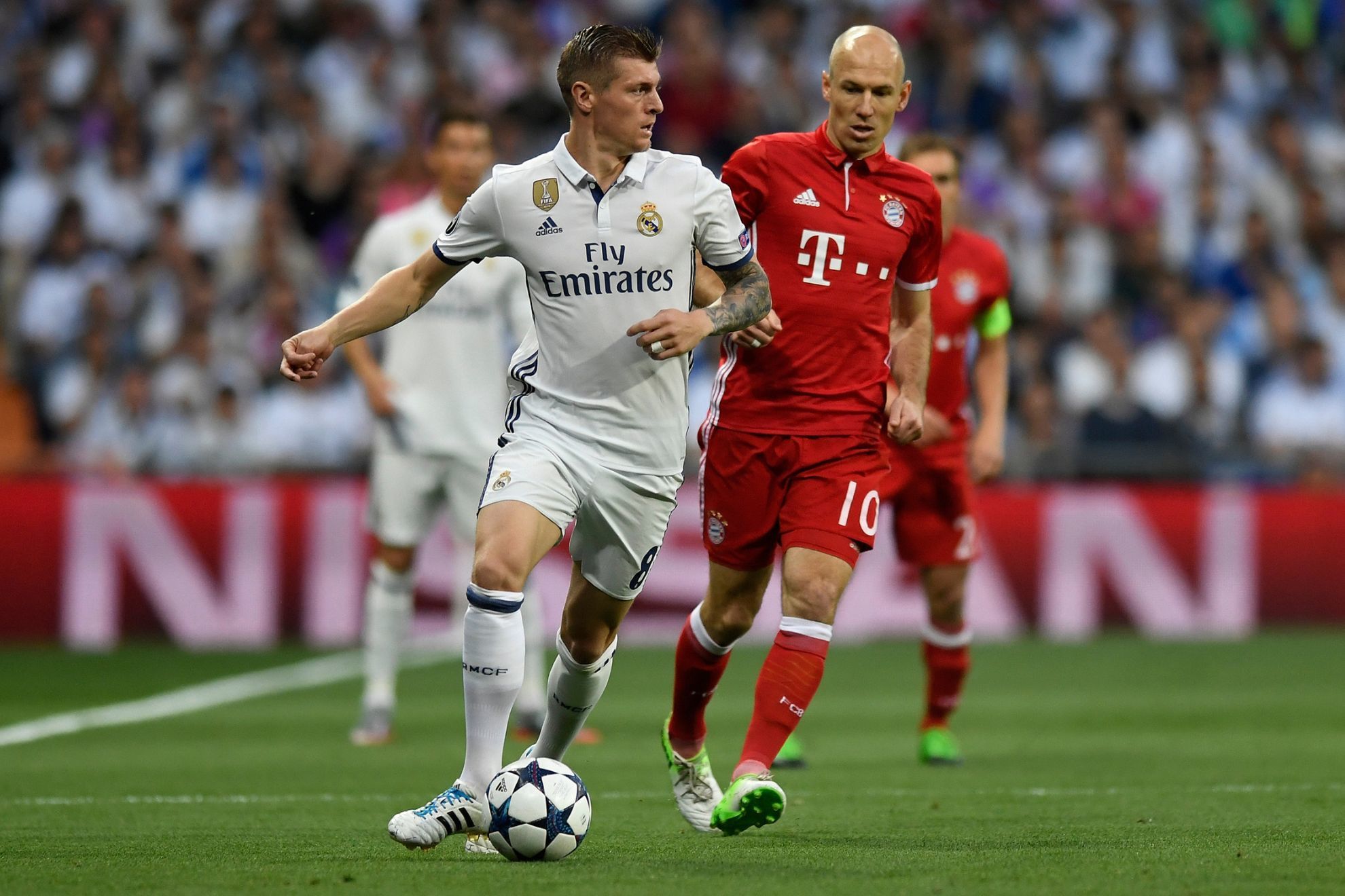 Toni Kroos protegiendo el bal�n ante Arjen Robben