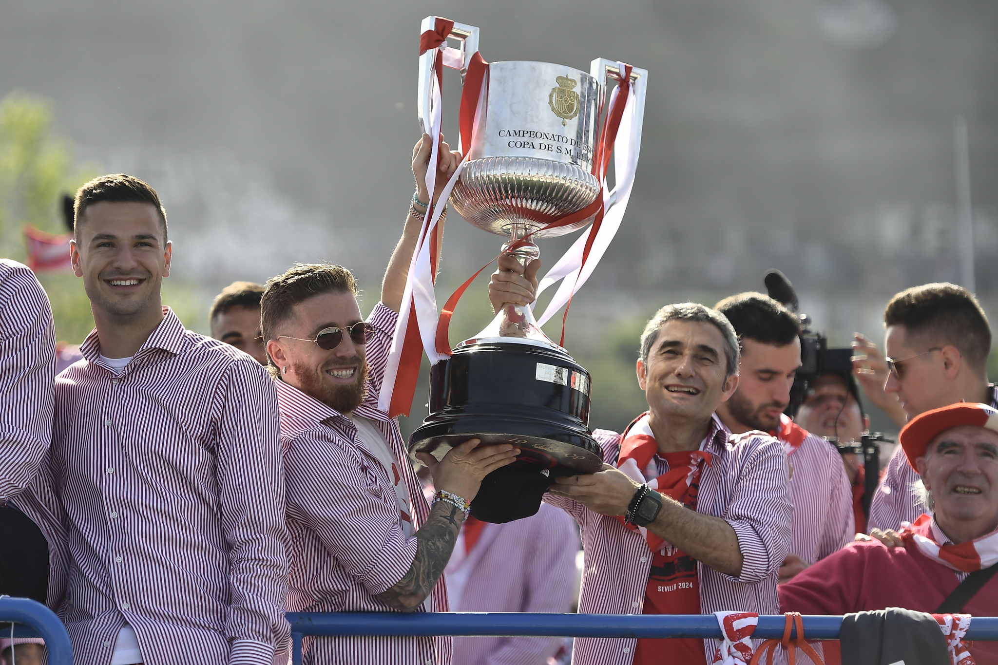 Valverde y Muniain levantan la Copa en la celebracin en la gabarra.