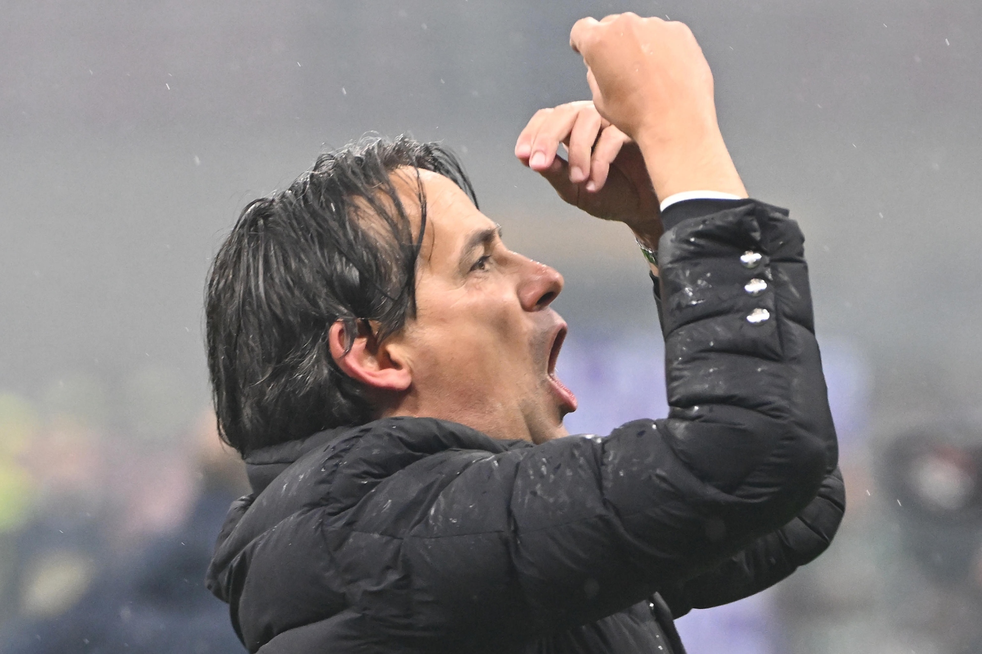Simone Inzaghi celebra la conquista del Scudetto por parte del Inter.