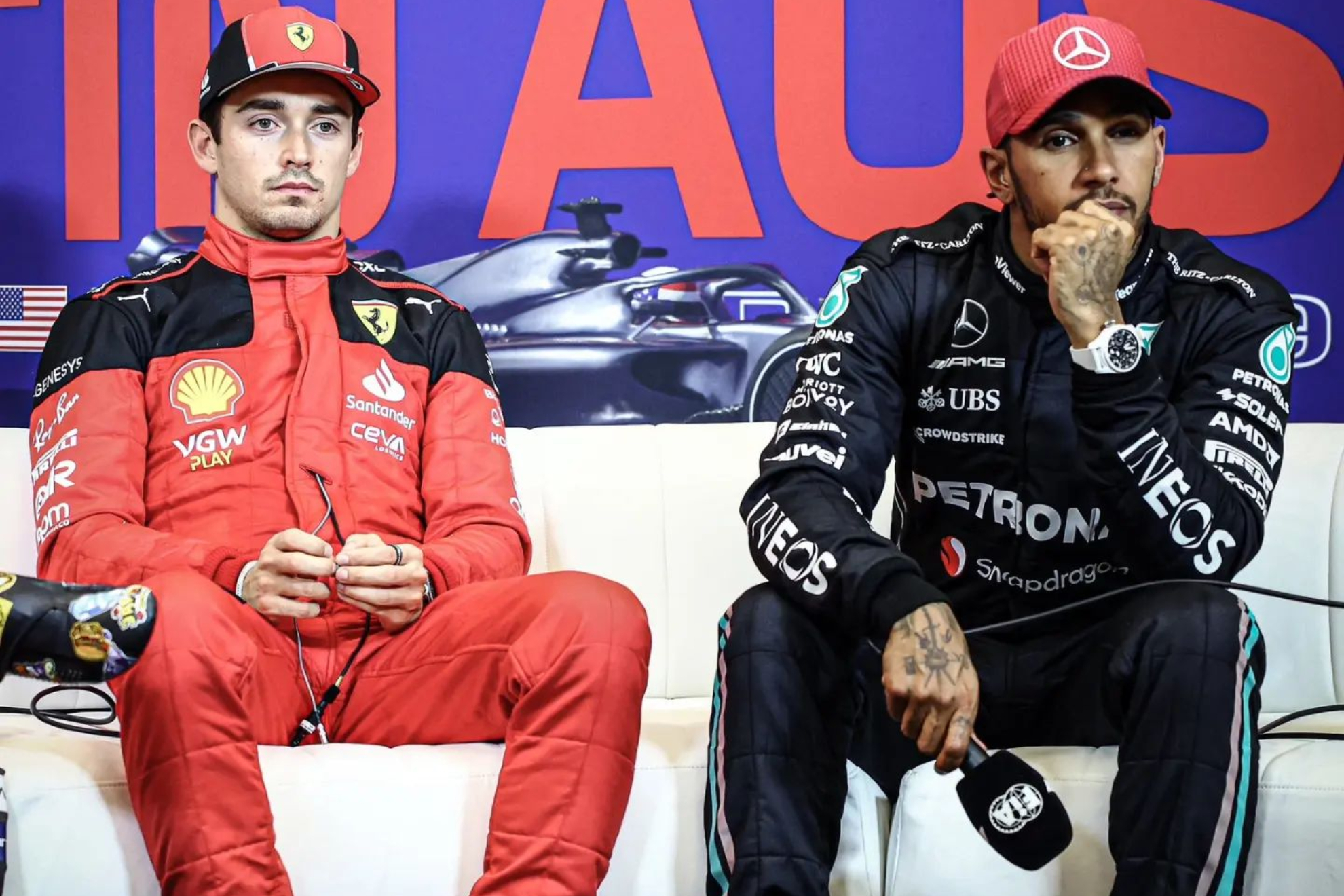 Hamilton y Leclerc, pensativos, durante una rueda de prensa.