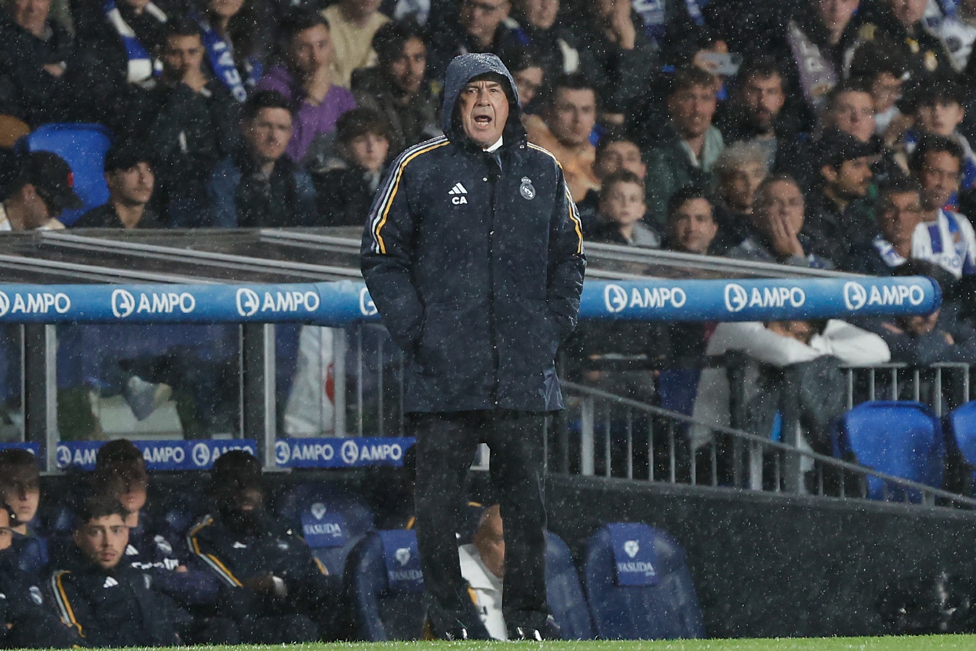 Carlo Ancelotti, bajo la lluvia en el Reale Arena
