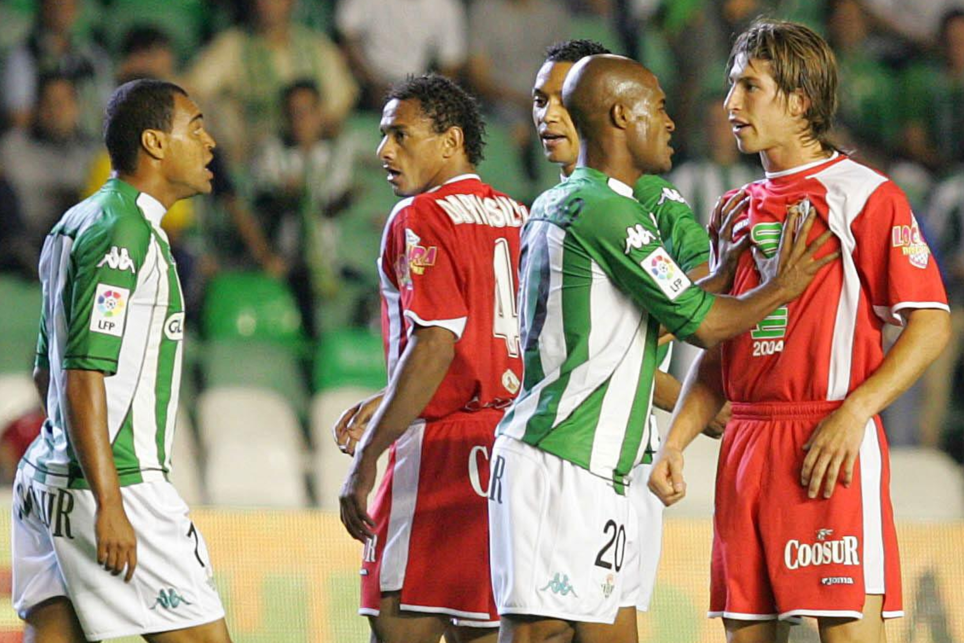 Denilson, Dar�o Silva, Oliveira, Assun�ao y Sergio Ramos, en un derbi
